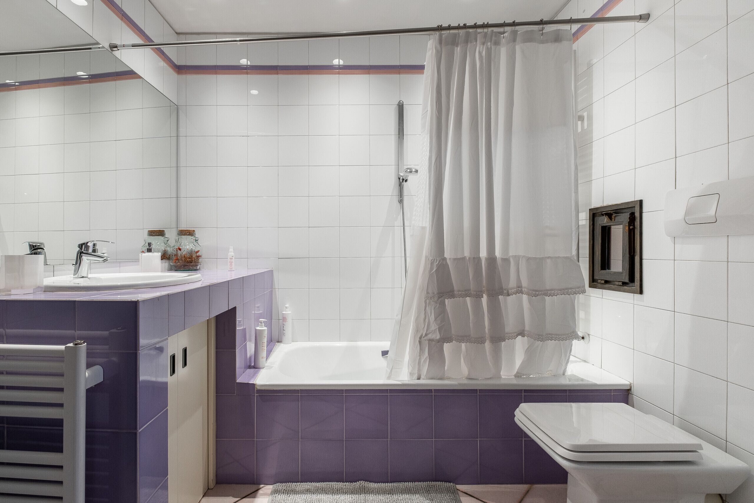 Bathtub, hair dryer, bidet, towels