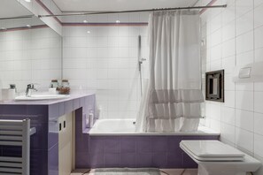 Bañera, secador de pelo, bidé y toallas