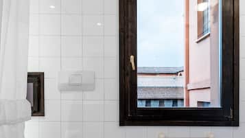 Tina, secadora de cabello, toallas