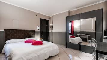 1 habitación, tabla de planchar con plancha, wifi gratis y ropa de cama