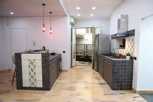 Fridge, oven, coffee/tea maker, electric kettle - Modern Apartment at Piazza del Gesù by Wonderful Italy (Napoli)