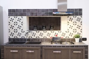 Een koelkast, een oven, een koffiezetapparaat/waterkoker, een waterkoker