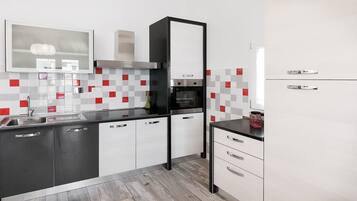 Kylskåp, ugn, spishäll och diskmaskin