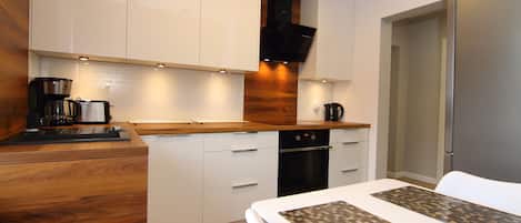 Standard Apartment | Private kitchen | Microwave, dining tables