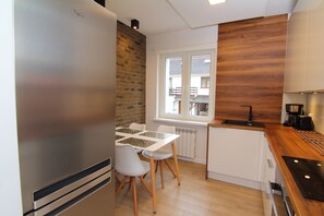 Standard Apartment | Private kitchen | Microwave, dining tables - Apartamenty Swinoujscie - Slowackiego (Swinoujscie)