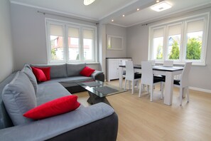 Standard-Apartment | Wohnbereich | Fernseher