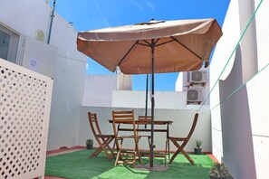 Outdoor dining - Apartment Geranio Rosa in Conil (Conil de la Frontera)