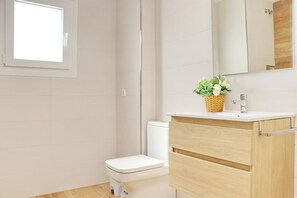 Combined shower/tub, hair dryer - Apartment Geranio Rosa in Conil (Conil de la Frontera)