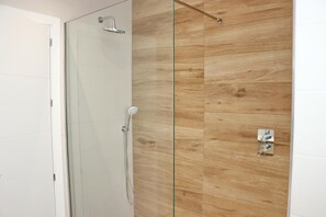 Kombinert dusj/badekar og hårføner