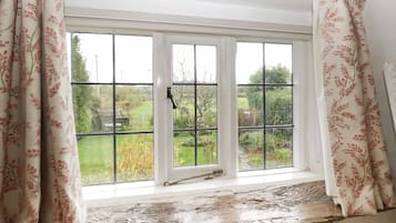 Cottage | 2 bedrooms, individually decorated, individually furnished, free WiFi