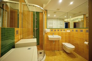 A bathroom with a glass shower enclosure, a sink, and a toilet. - Apartamenty Swinoujscie - Roza Wiatrow (Swinoujscie)