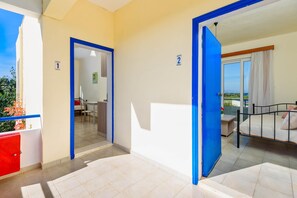 1 habitación, caja de seguridad en la habitación y cuna de viaje