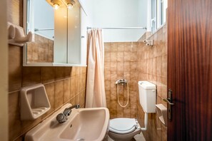 Regadera, toallas, jabón, papel de baño