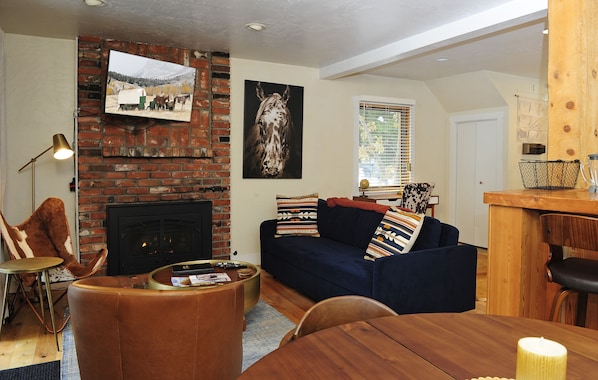 TV, fireplace