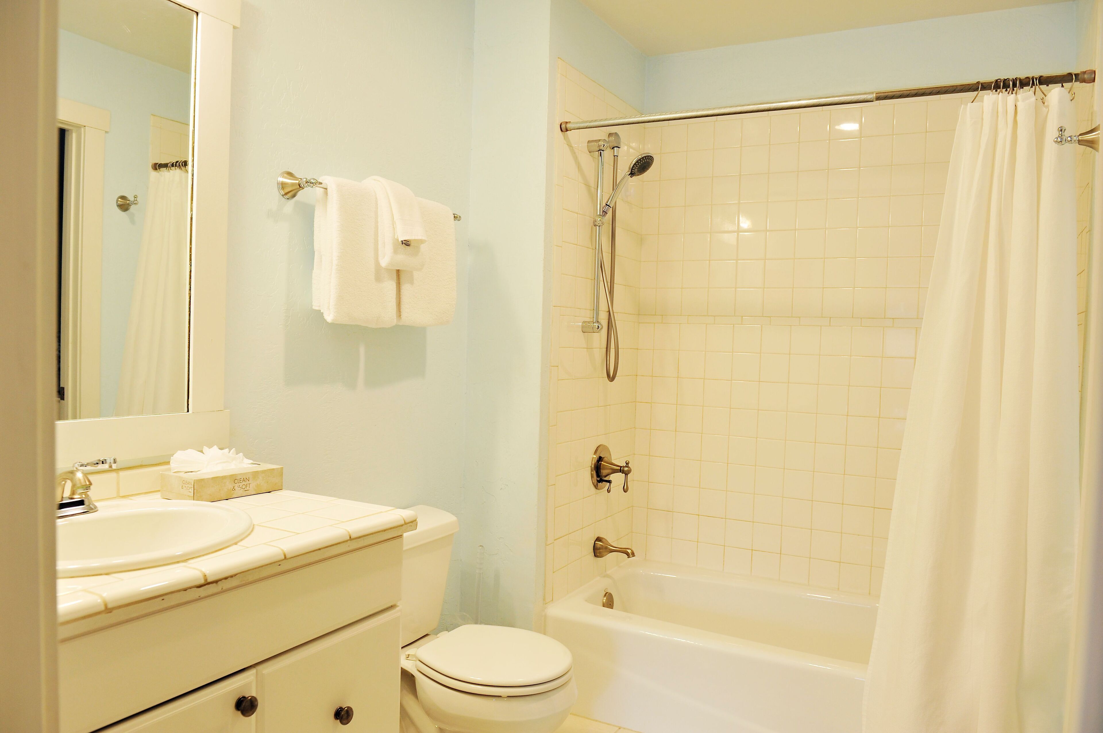 Un baño con lavamanos, inodoro y bañera.