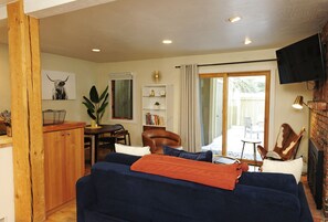 TV, fireplace - Andora Villa Condo 109 - Perfect Basecamp for Mountain Bikers & Skiers (Ketchum)