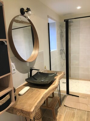 Dusche, Haartrockner, Handtücher