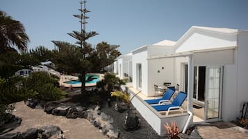 Una piscina al aire libre, una piscina climatizada