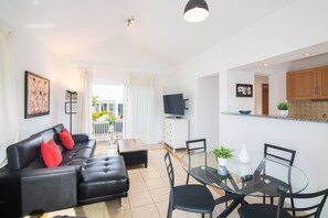 Smart TV - C1, in a small complex with communal pool 100m from the sea (Charco del Palo)