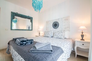 2 bedrooms, in-room safe, iron/ironing board, free WiFi - C1, in a small complex with communal pool 100m from the sea (Charco del Palo)