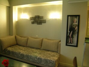 تلفزيون إل إي دي بحجم 32-بوصة يعرض قنوات فضائية، تلفزيون