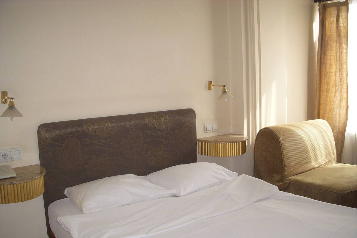 Quarto casal standard | Roupas de cama premium, cofres nos quartos, Wi-Fi de cortesia
