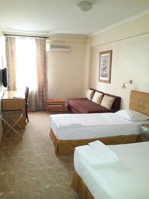 غرفة عادية ثلاثية | أغطية فراش متميزة وخزنة داخل الغرفة وواي فاي مجانًا وملاءات أسرّة