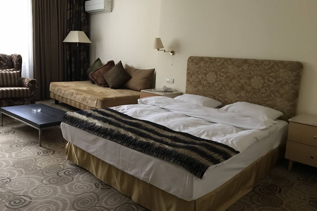 Quarto casal luxo | Roupas de cama premium, cofres nos quartos, Wi-Fi de cortesia