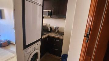 Departamento Confort | Cocina privada | Microondas y toallas de papel