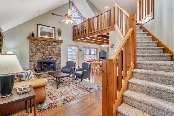 Smart TV, fireplace, DVD player - Cozy Mountain Chalet. Best of Canaan welcomes Relax Ronnie! (Canaan Valley)