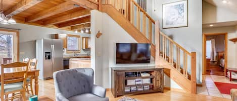 Smart TV, fireplace, DVD player