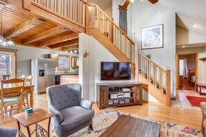 Smart TV, fireplace, DVD player - Cozy Mountain Chalet. Best of Canaan welcomes Relax Ronnie! (Canaan Valley)