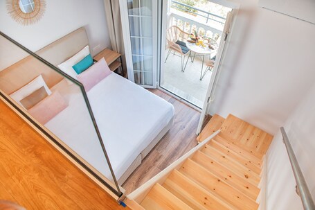 Deluxe Triple Room | Premium bedding, pillowtop beds, in-room safe, laptop workspace