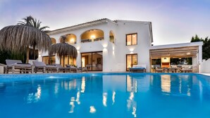 A modern villa with a swimming pool, outdoor seating, and a well-lit entrance. - La Mar - By Almarina Villas (BENISSA)