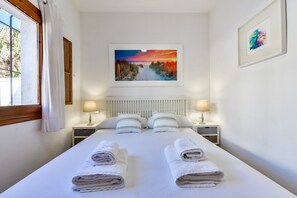 3 chambres, fer et planche à repasser, Wi-Fi, draps fournis