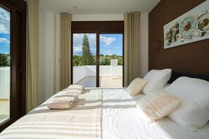 3 slaapkamers, een strijkplank/strijkijzer, wifi, beddengoed