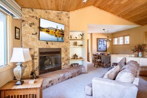 Fernseher, Kamin, Arbeitsbereiche