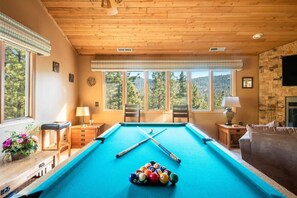 Game room - Grand View Lodge I Hot Tub, Pool Table I Sleeps 12 (Big Bear Lake)