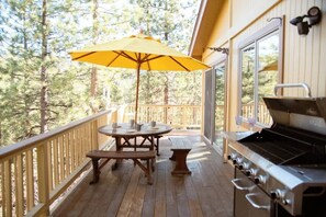 Outdoor dining - Grand View Lodge I Hot Tub, Pool Table I Sleeps 12 (Big Bear Lake)