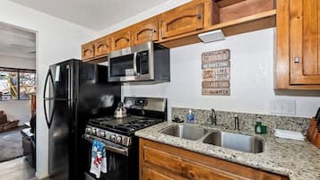 冷蔵庫、電子レンジ、オーブン、コンロ