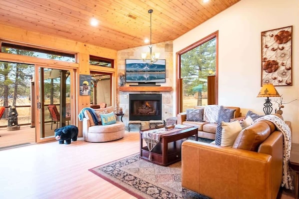 Living area - Lake Time Villa *NEW* Luxury w/ HOT TUB (Big Bear Lake)