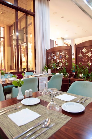 4 restaurants, lunch, dinner, brunch served; international cuisine
