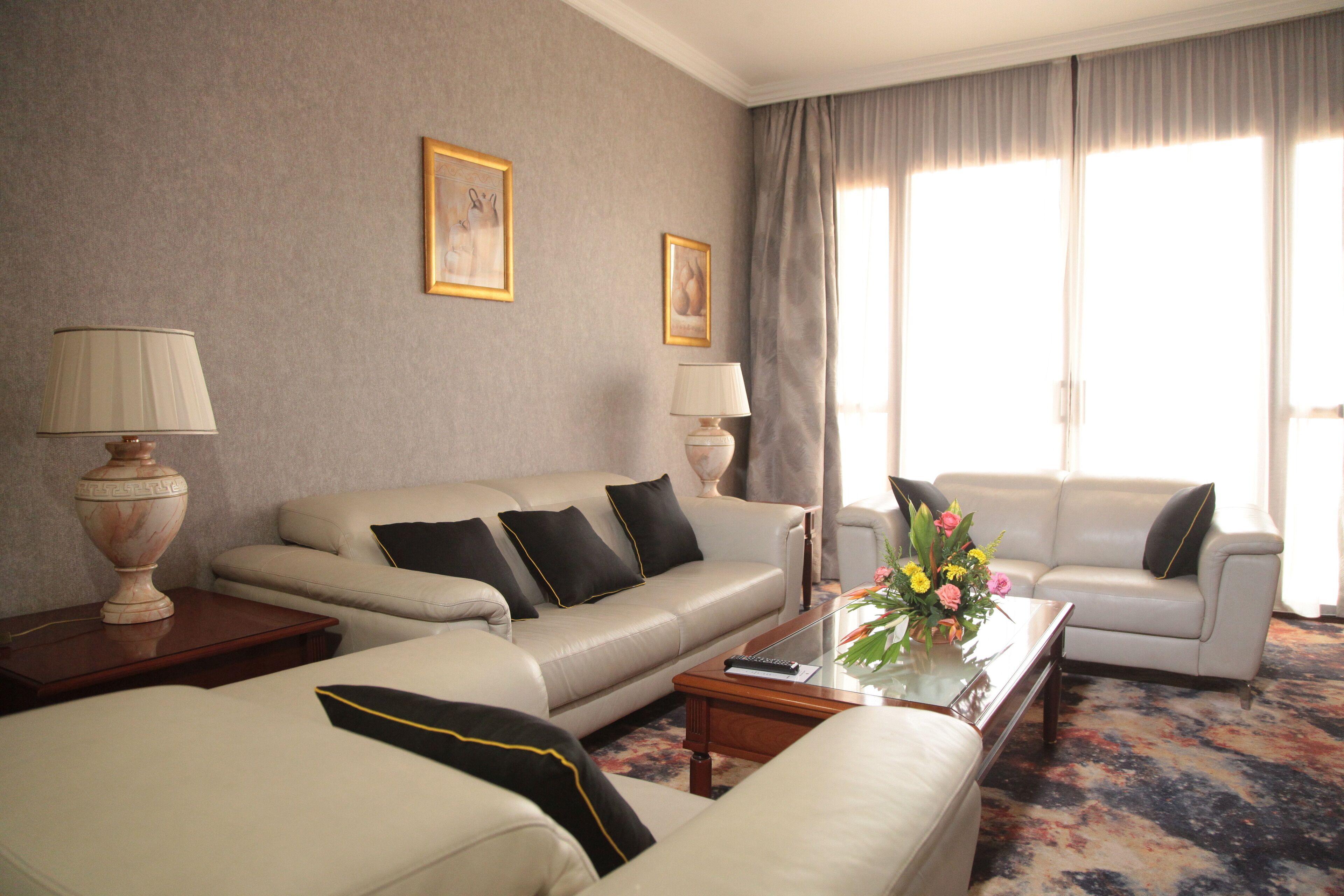 行政套房 | 起居区 | 60-英寸LED 电视（配备有线频道）、电视、壁炉