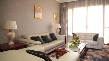 行政套房 | 起居区 | 60-英寸LED 电视(配备有线频道)、电视、壁炉