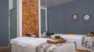 Een sauna, een stoombad, warm/mineraalwaterbronnen