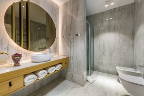 Douche, sèche-cheveux, bidet, serviettes fournies