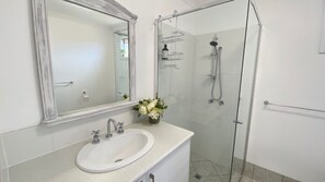 Shower, hair dryer, towels - Peppermint Cottage-beautiful, newly renovated holiday home property that will take your breath away (West Busselton)