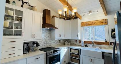 Farmhouse Hideaway Near Grandfather Mountain