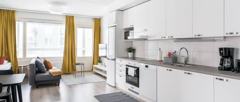 Standard-huoneisto, 2 makuuhuonetta, parveke | Yksityinen keittiö | Jääkaappi, mikroaaltouuni, uuni, liesi