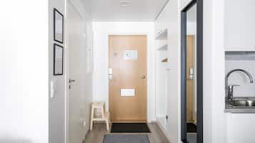 2 chambres, bureau, rideaux occultants, fer et planche Ă repasser